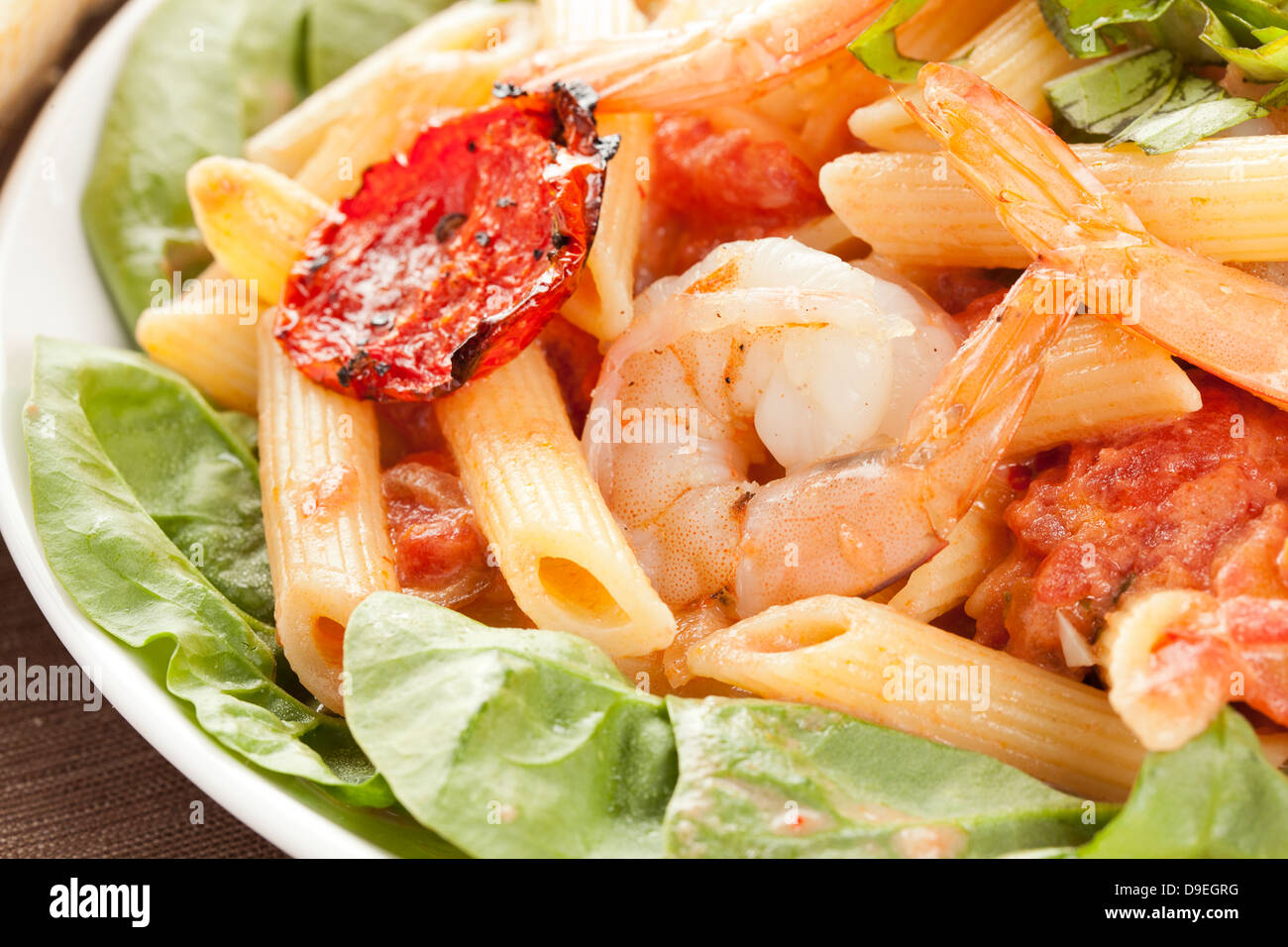 In casa la pasta di gamberetti con pomodori e spinaci verde Foto Stock