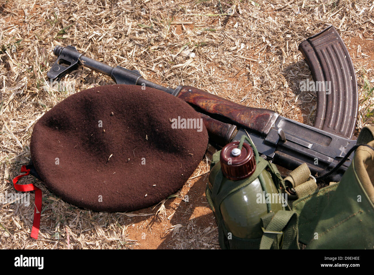 Un fucile, copertura militare e mensa di un soldato del Mozambico. Foto Stock