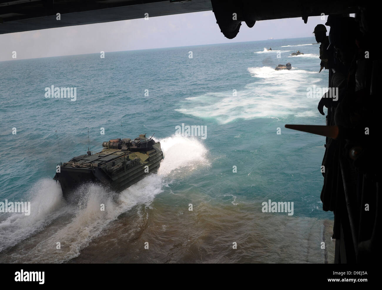 Assalto anfibio veicoli uscire ben coperta della USS Denver. Foto Stock