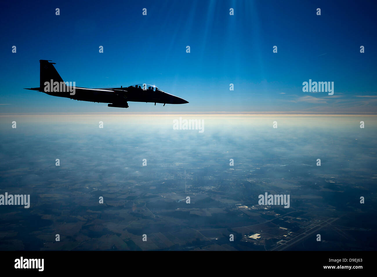 Dicembre 17, 2010 - STATI UNITI Air Force F-15E Strike Eagle velivolo vola su North Carolina durante una missione di addestramento. Foto Stock