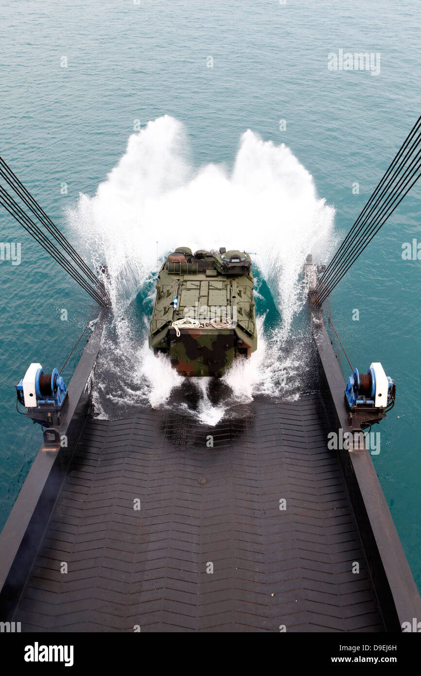 Assalto anfibio veicoli scendono dalla USNS 1LT Jack Lummus. Foto Stock