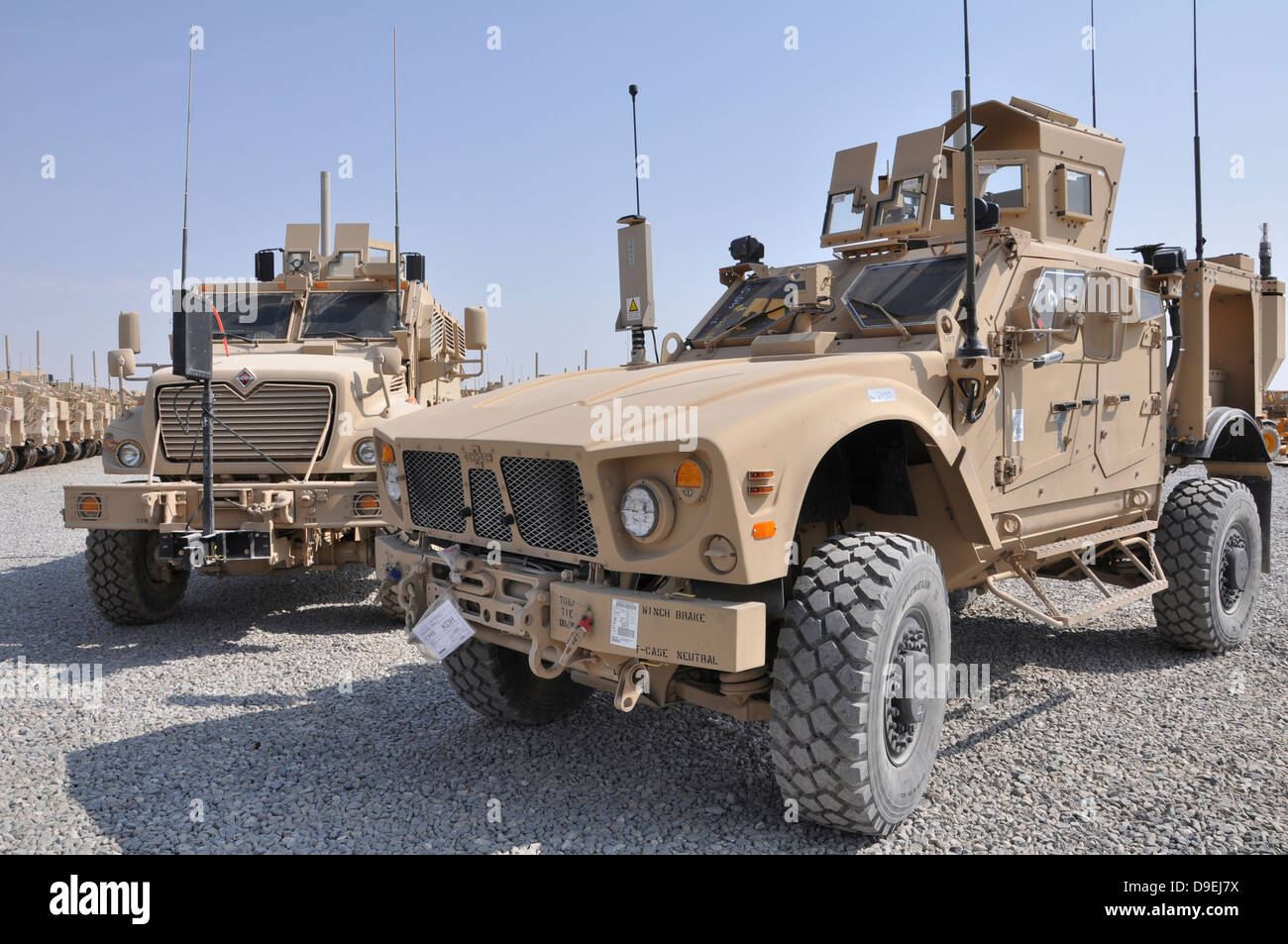 Un M-ATV miniera agguato resistente veicolo protetto parcheggiato a fianco di un MaxxPro MRAP. Foto Stock