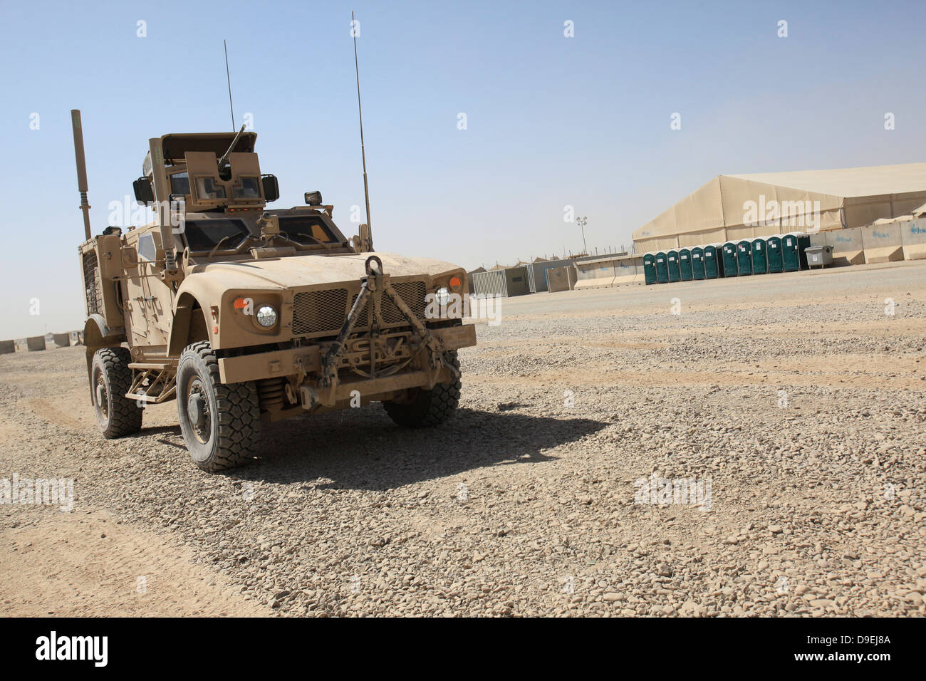 An Oshkosh M-ATV siede parcheggiato a Camp Leatherneck, Afghanistan. Foto Stock