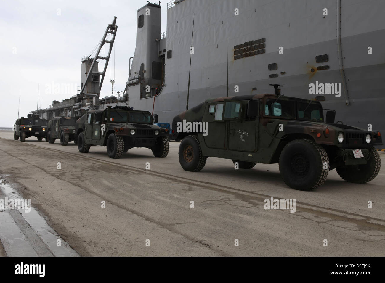 Marzo 19, 2011, U.S. Marines partono USS harpers Ferry in humvees al largo delle coste del Giappone a sostegno dell'operazione Tomodachi. Foto Stock