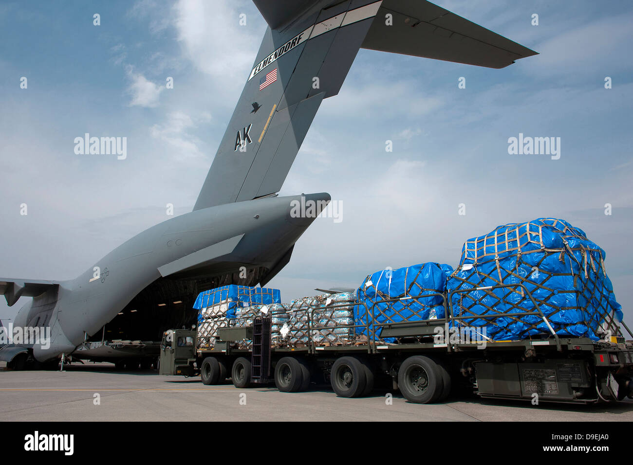 Un soldato giapponese di marshalling dei veicoli di una C-17 Globemaster III. Foto Stock