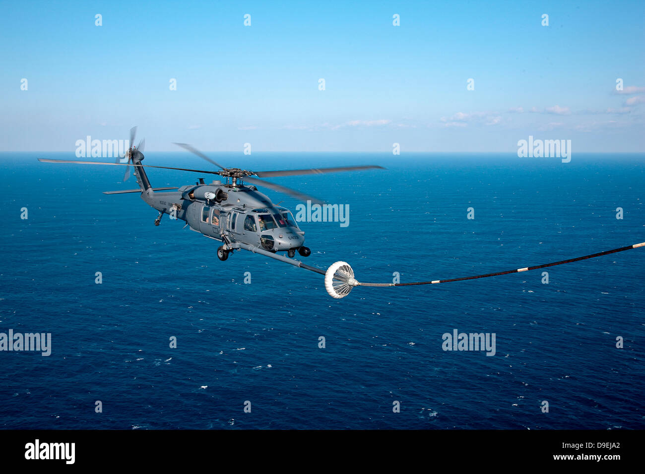 Un HH-60 Pave Hawk refuels sull'Oceano Pacifico. Foto Stock