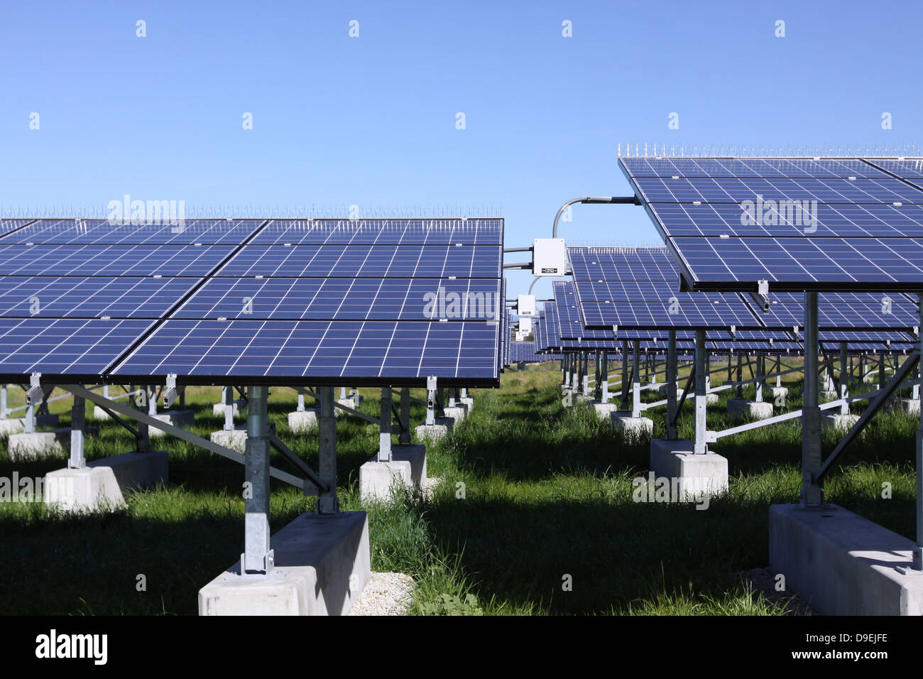 Un impianto fotovoltaico di celle solari. Foto Stock