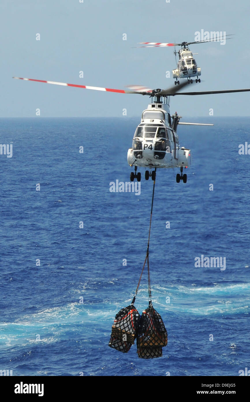 Due SA-330 Puma elicotteri consegnare le palette. Foto Stock