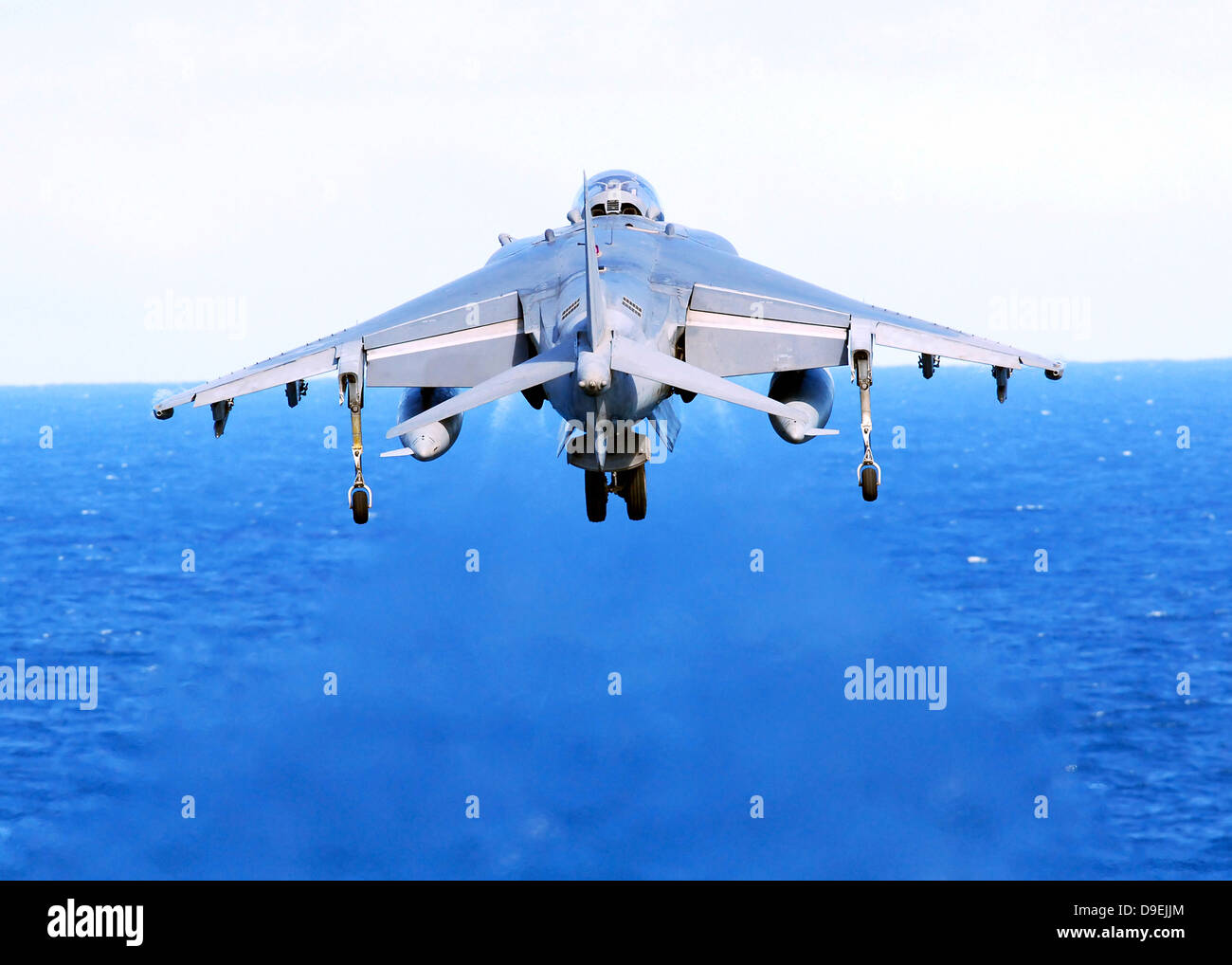 Un AV-8B Harrier jet lancia off il ponte di volo della USS Peleliu. Foto Stock