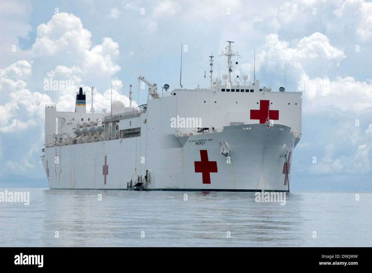 Stati Uniti Naval Hospital ship USNS misericordia al largo della città di Zamboanga, Filippine. Foto Stock
