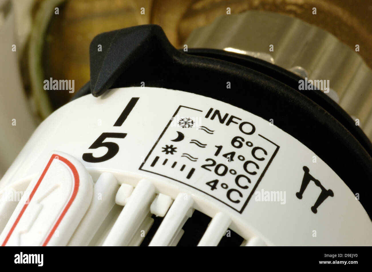 Costi aggiuntivi stati freddi essendo fredda consumo a freddo di controllo misure di economia di energia di mettere i costi dell'energia Energia Energia savin Foto Stock