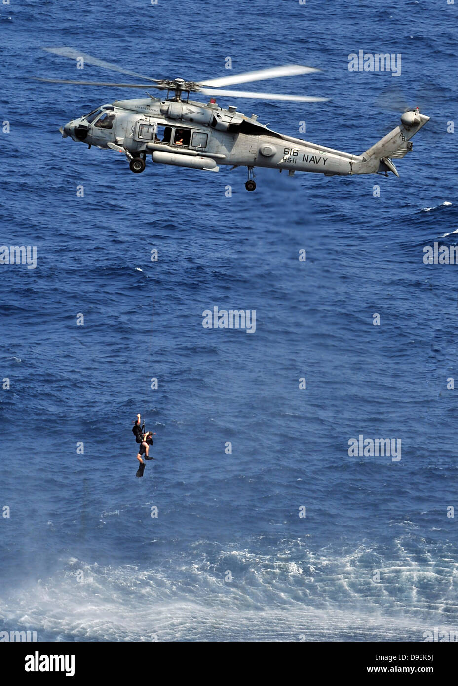 Operazioni di ricerca e salvataggio nuotatori di essere issati a bordo di un elicottero. Foto Stock
