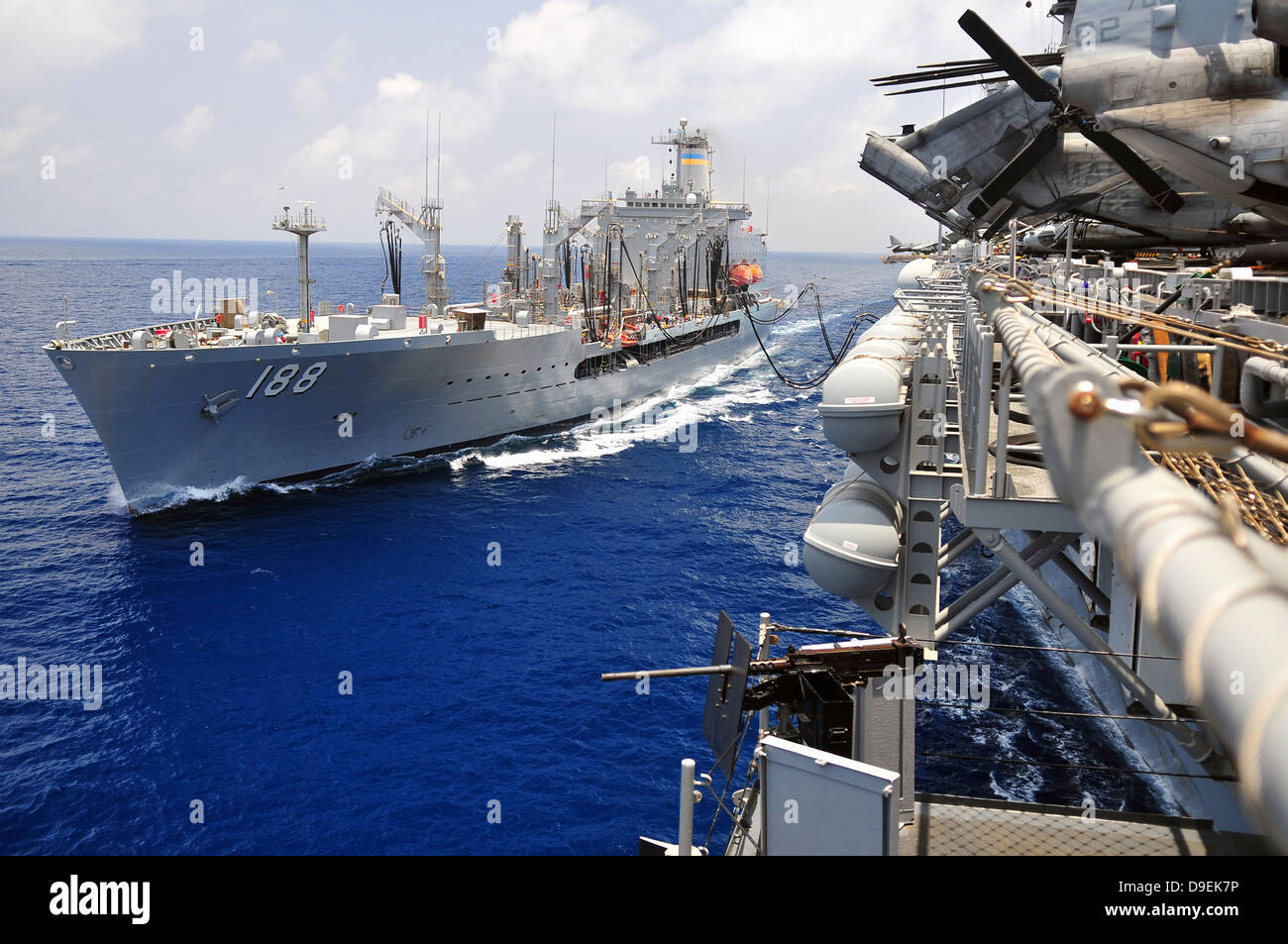 I militari di comando Sealift flotta oliatore di rifornimento USNS Joshua Humphreys refuels USS Boxer. Foto Stock
