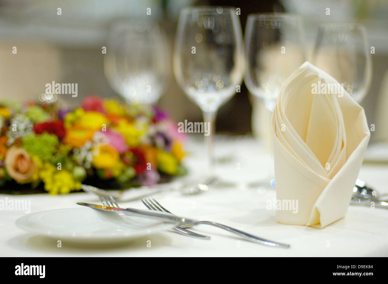 Ambiente Ambiente posate decorazione floreale candela celebrazione contemplati coperti da tavola posate decorazione decorazione sala da pranzo sala da pranzo Foto Stock