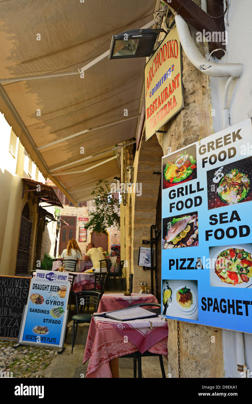 Piccola taverna in Sokratous Street, Città Vecchia, la città di Rodi RODI (Rodi), Dodecaneso, Egeo Meridionale Regione, Grecia Foto Stock