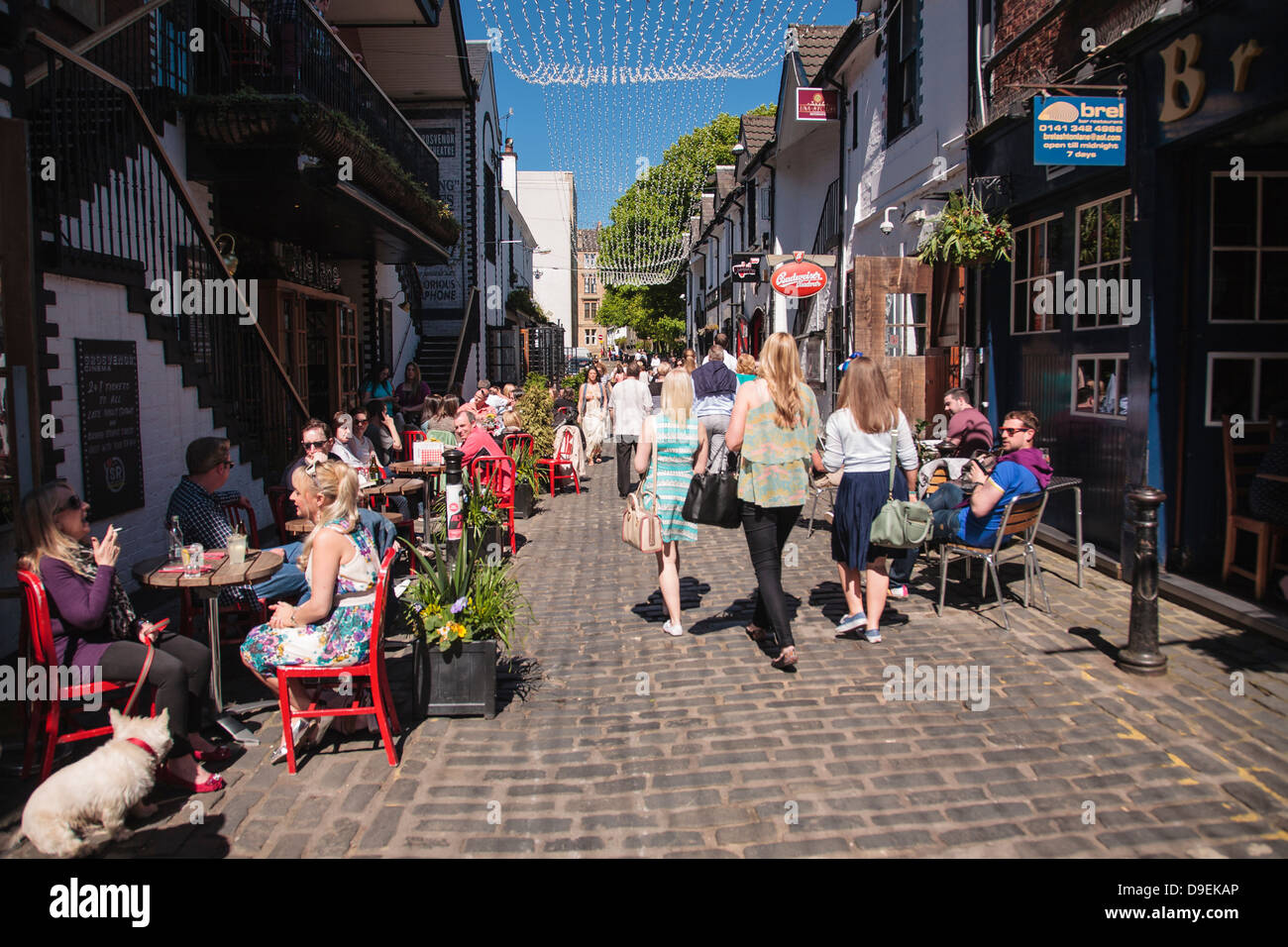 Un occupato Ashton Lane in Glasgow, piena di gente godendo il sole. Foto Stock