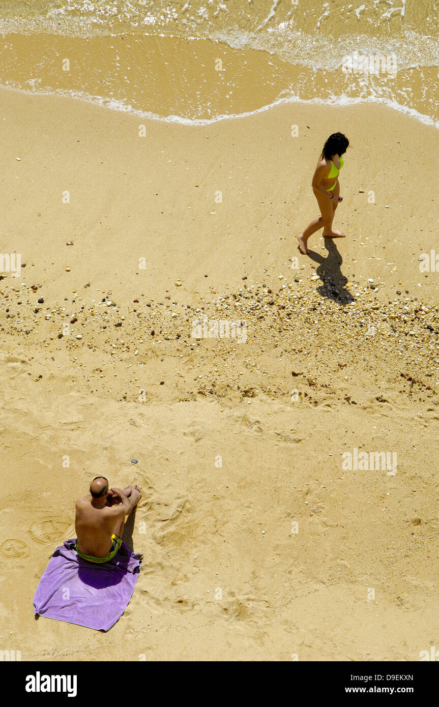 Distanza di raffreddamento solo singolo accendere stimolare dispongono di una vasca da bagno asciugamano da bagno vacanza al mare di corteggiamento corte ottenere marrone b Foto Stock