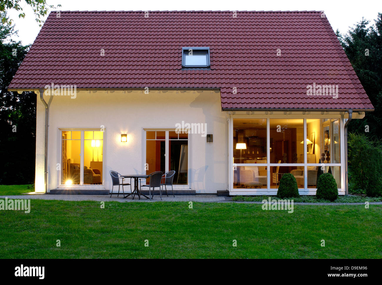 Casa Casa di illuminazione con luci di sera giardino Foto Stock
