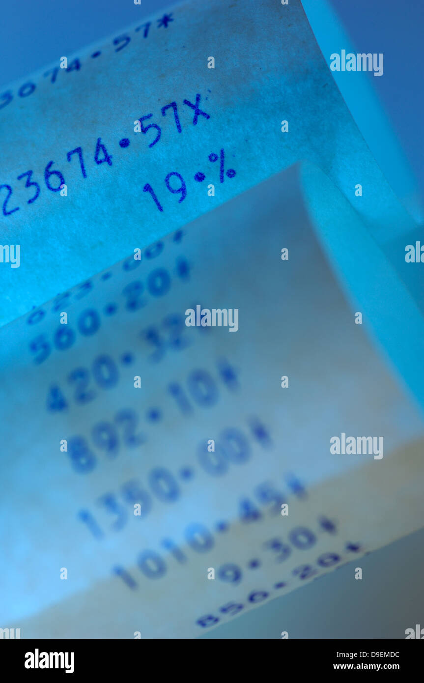 Inoltre strisce inoltre lavori di controllo su documenti Bill blu blu calcolo calcolo macchina calcolatrice contanti tutto il risultato F Foto Stock