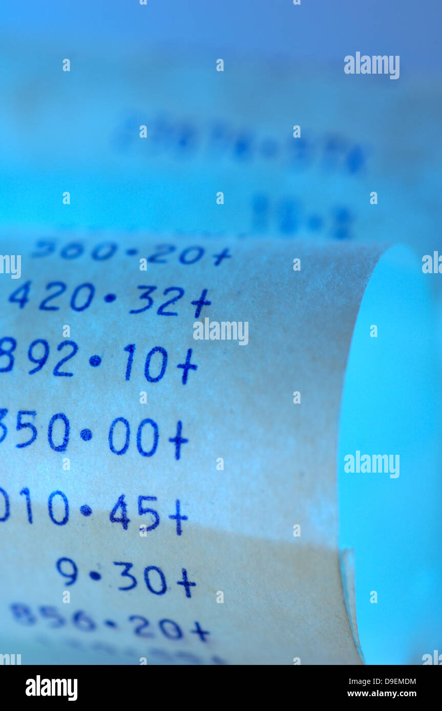 Inoltre strisce inoltre lavori di controllo su documenti Bill blu blu calcolo calcolo macchina calcolatrice contanti tutto il risultato F Foto Stock
