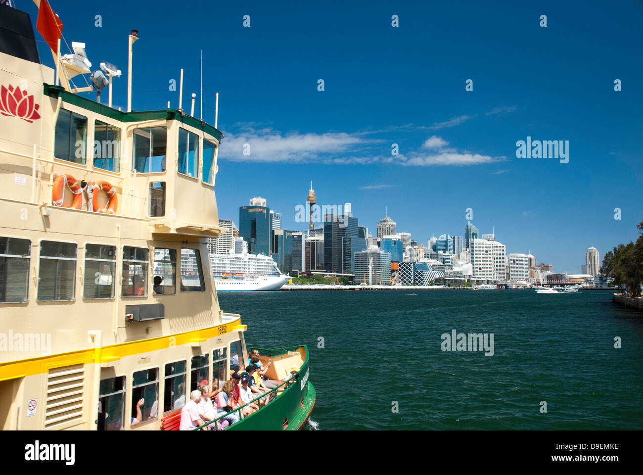 Sydney Harbour traghetto con la città dietro. Foto Stock