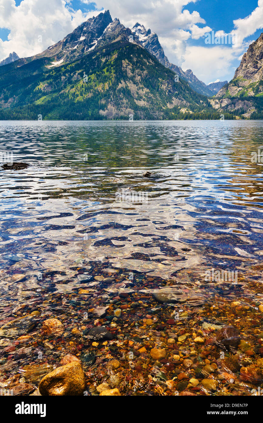 Lake Jenny e cascata Canyon visto dalla sponda orientale a bordo d'acqua su Parzialmente nuvoloso giorno Foto Stock