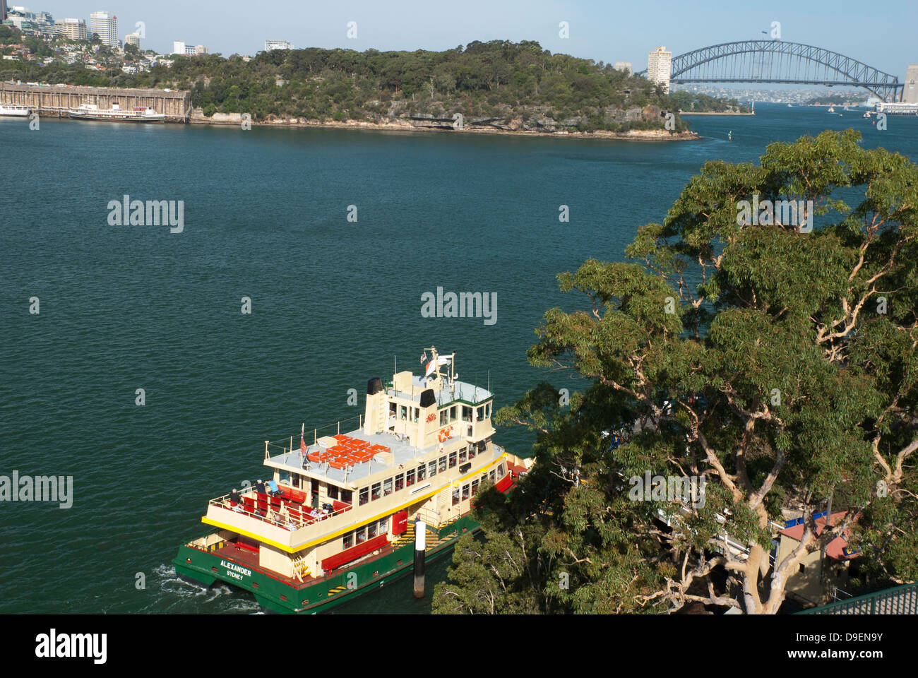 Una vista sul porto di Sydney con traghetto in primo piano e il ponte in background. Foto Stock