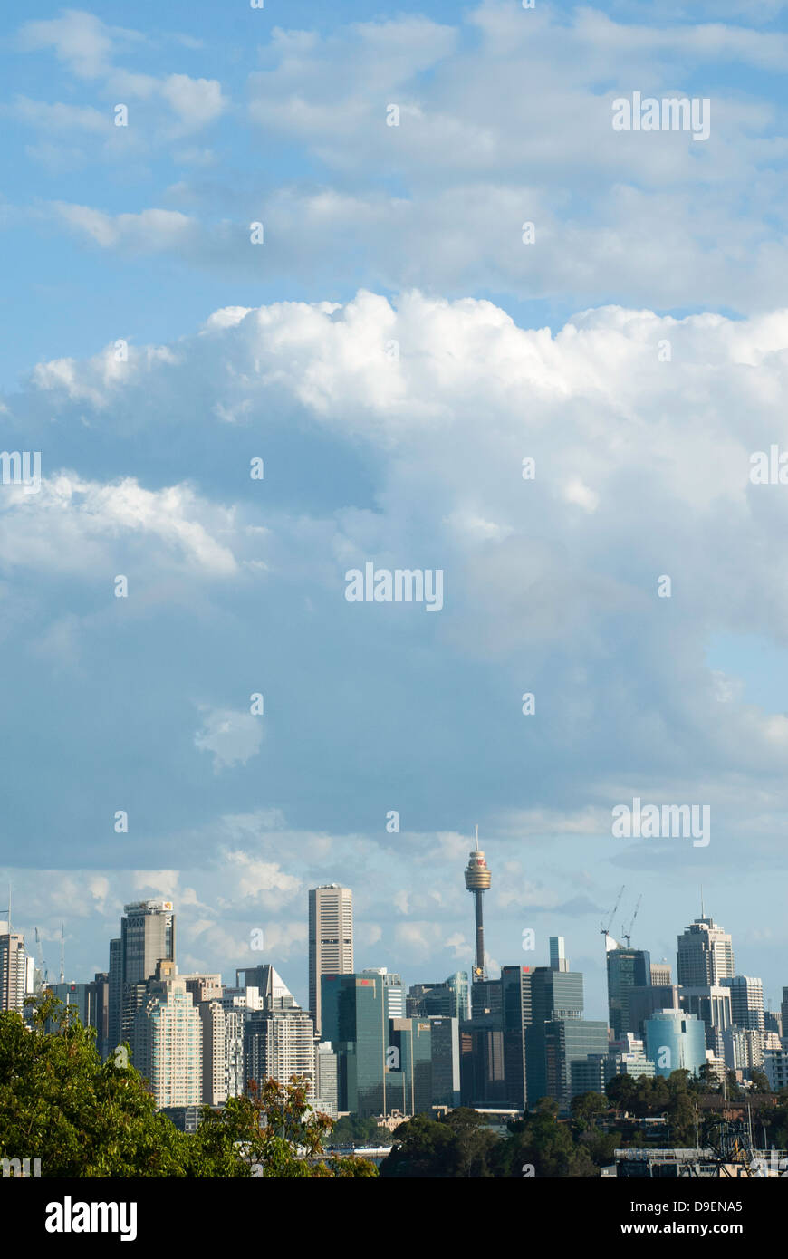 Una vista della città di edifici di Sydney, preso dal tetto di un appartamento alla fine del Louisa Road, Birchgrove. Foto Stock