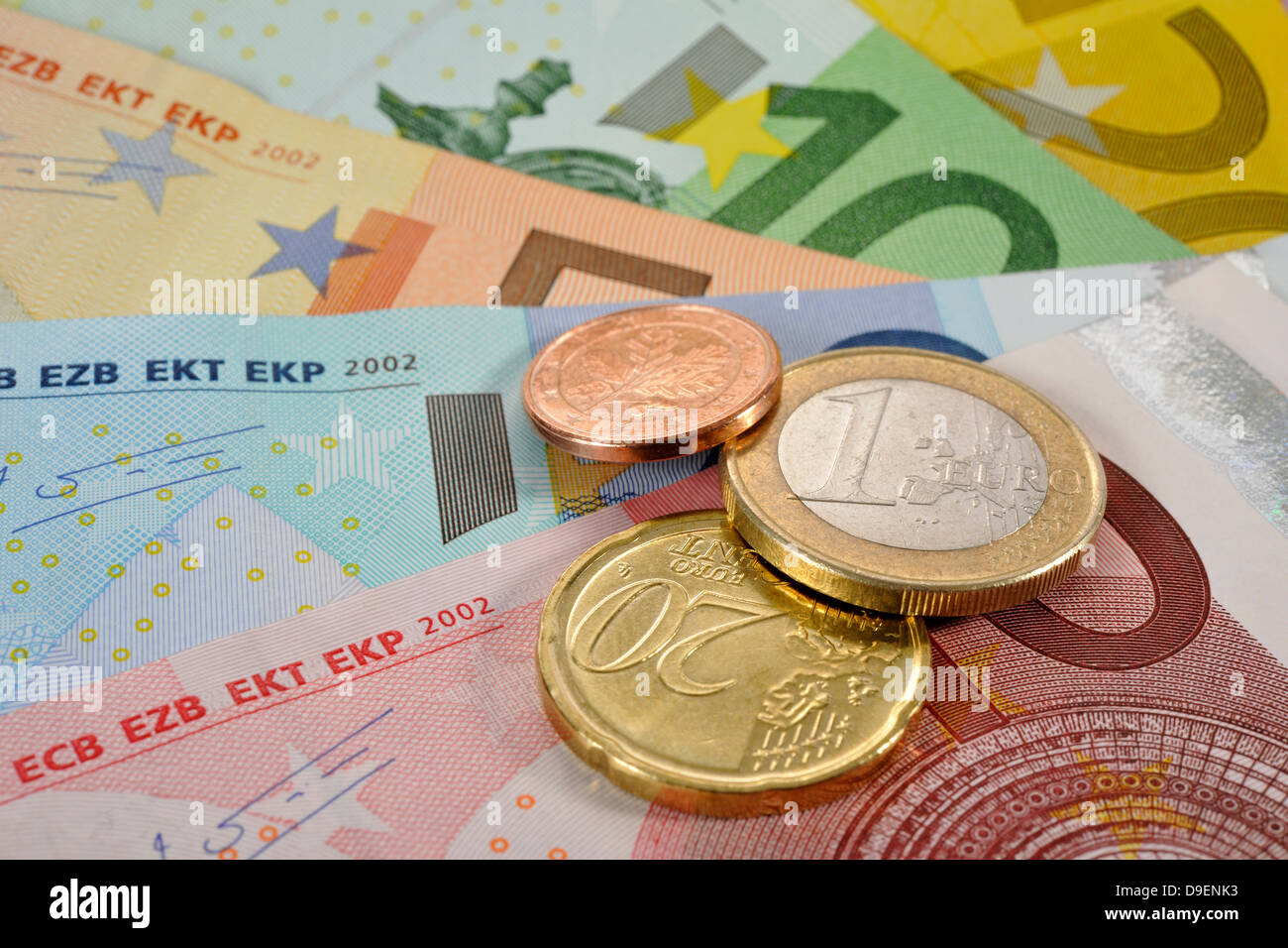 Varie euro-banconote, banconote, monete, campi Foto Stock