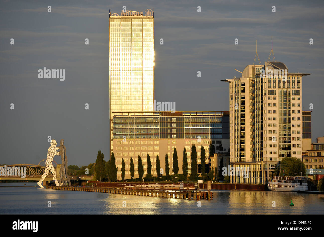 Molecola un 30-m-alta monumentale pezzo d'arte dello scultore Jonathan Borofsky Friedrich boschetto del monte Croce Berlino Germania Eur Foto Stock