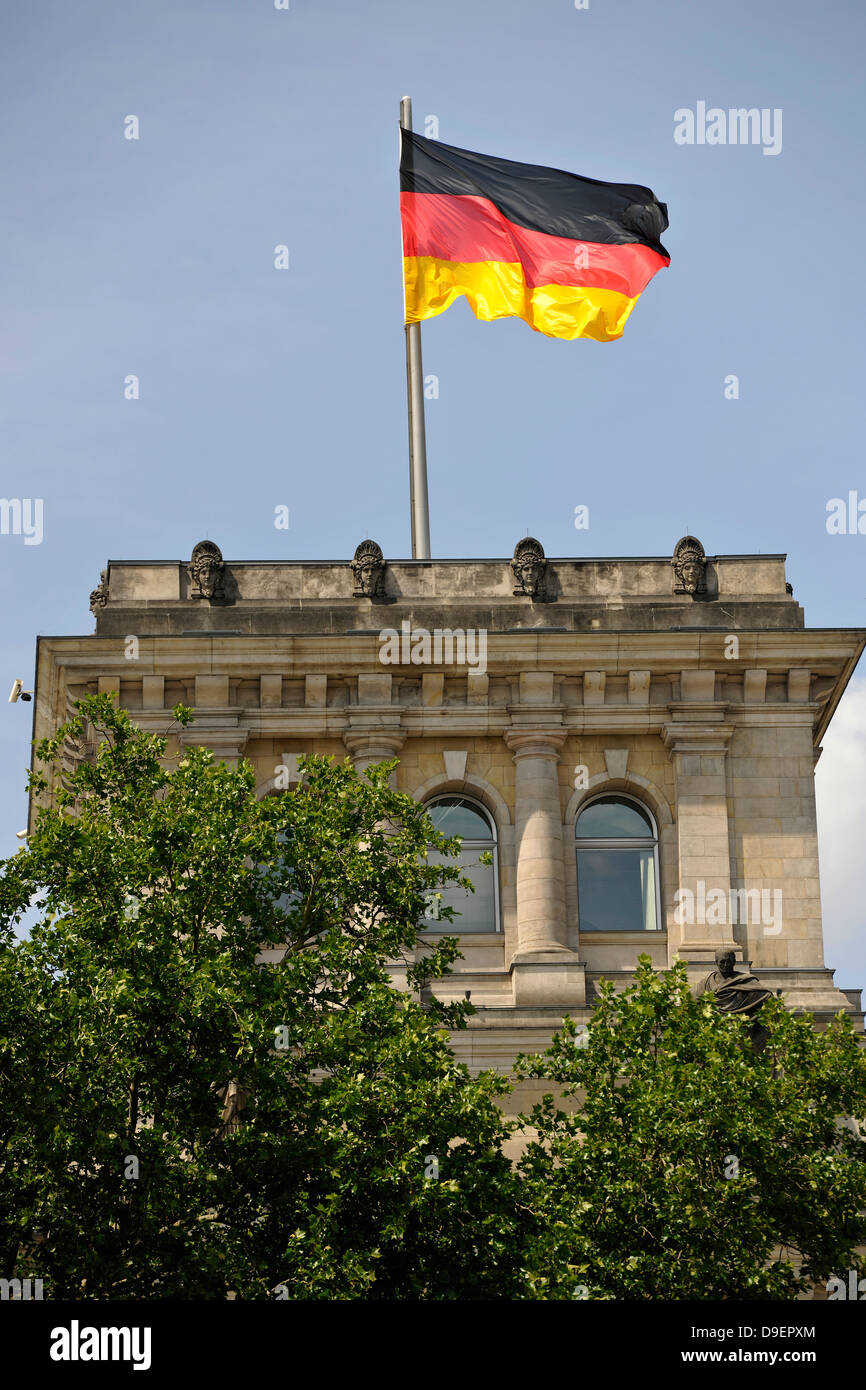 Bandiera tedesca sul Reichstag, il Bundestag tedesco, quartiere governativo, Berlino, Germania, Europa Foto Stock