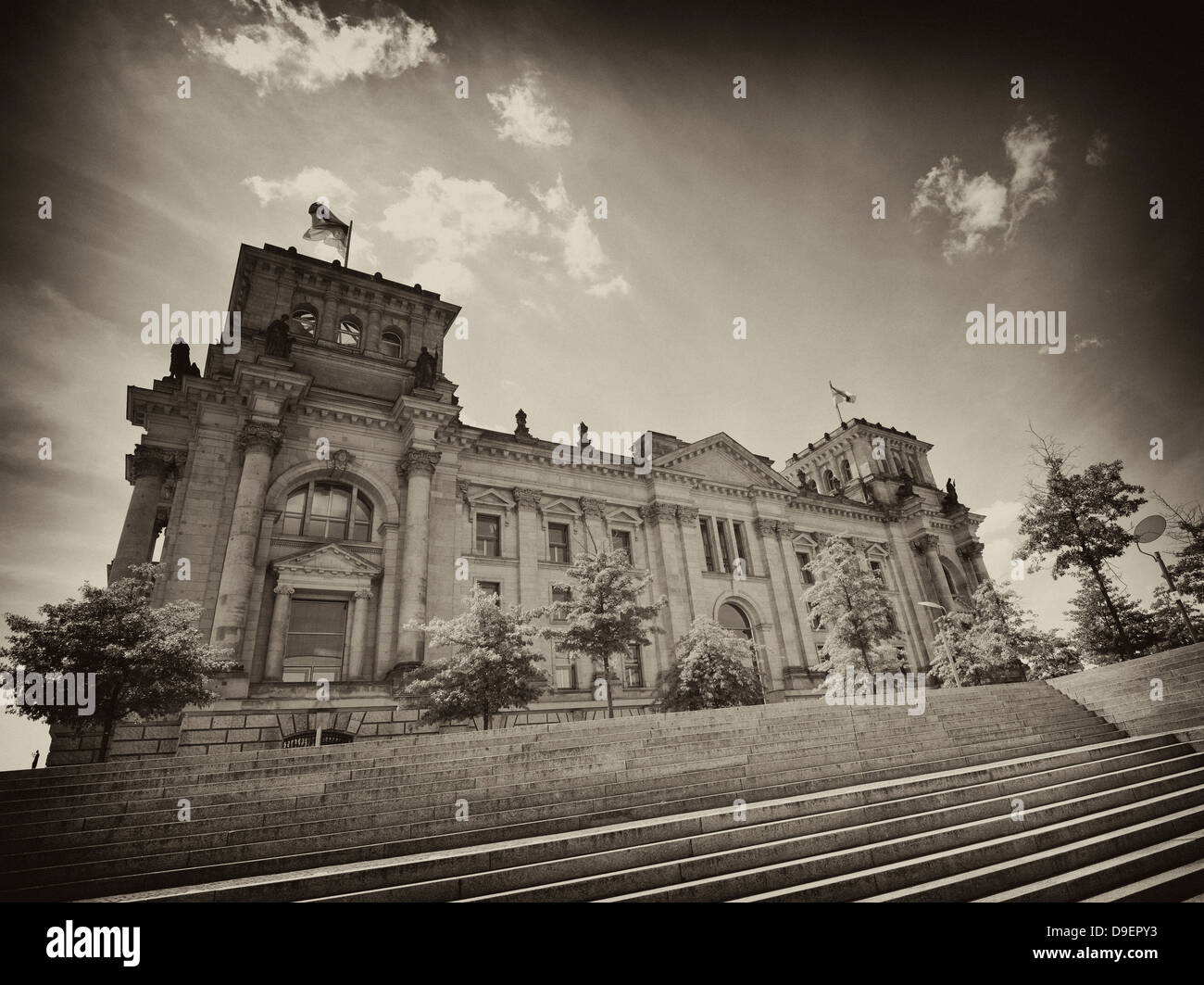 " In bianco e nero di ammissione, seppia, Edificio del Reichstag del Bundestag tedesco, corsa ''per il popolo tedesco'' e sollievo nella T Foto Stock