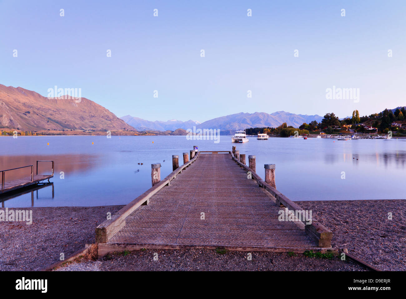Pontile sul Lago Wanaka, visto prima dell'alba in autunno. Foto Stock