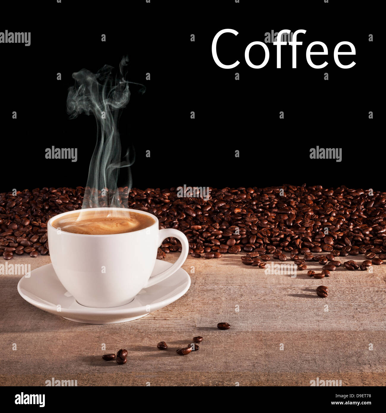 Concetto di caffè - una tazza di caffè espresso con vapore visibile aumento, su un sfondo rustico con carni arrosto di chicchi di caffè e... Foto Stock