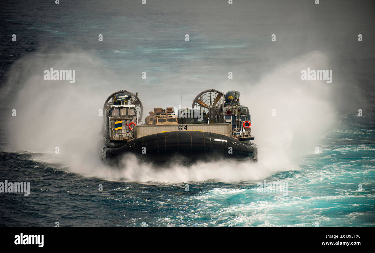 Una Landing Craft Air Cushion transita l'Oceano Pacifico ad alta velocità. Foto Stock