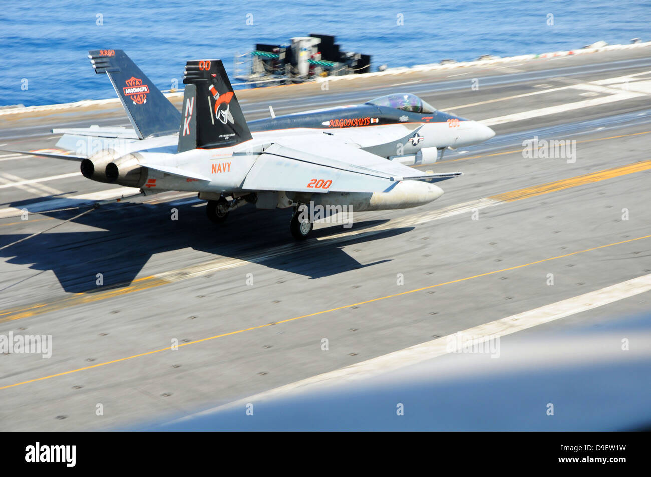 Un F/A-18E Super Hornet terre a bordo della portaerei USS Ronald Reagan Foto Stock