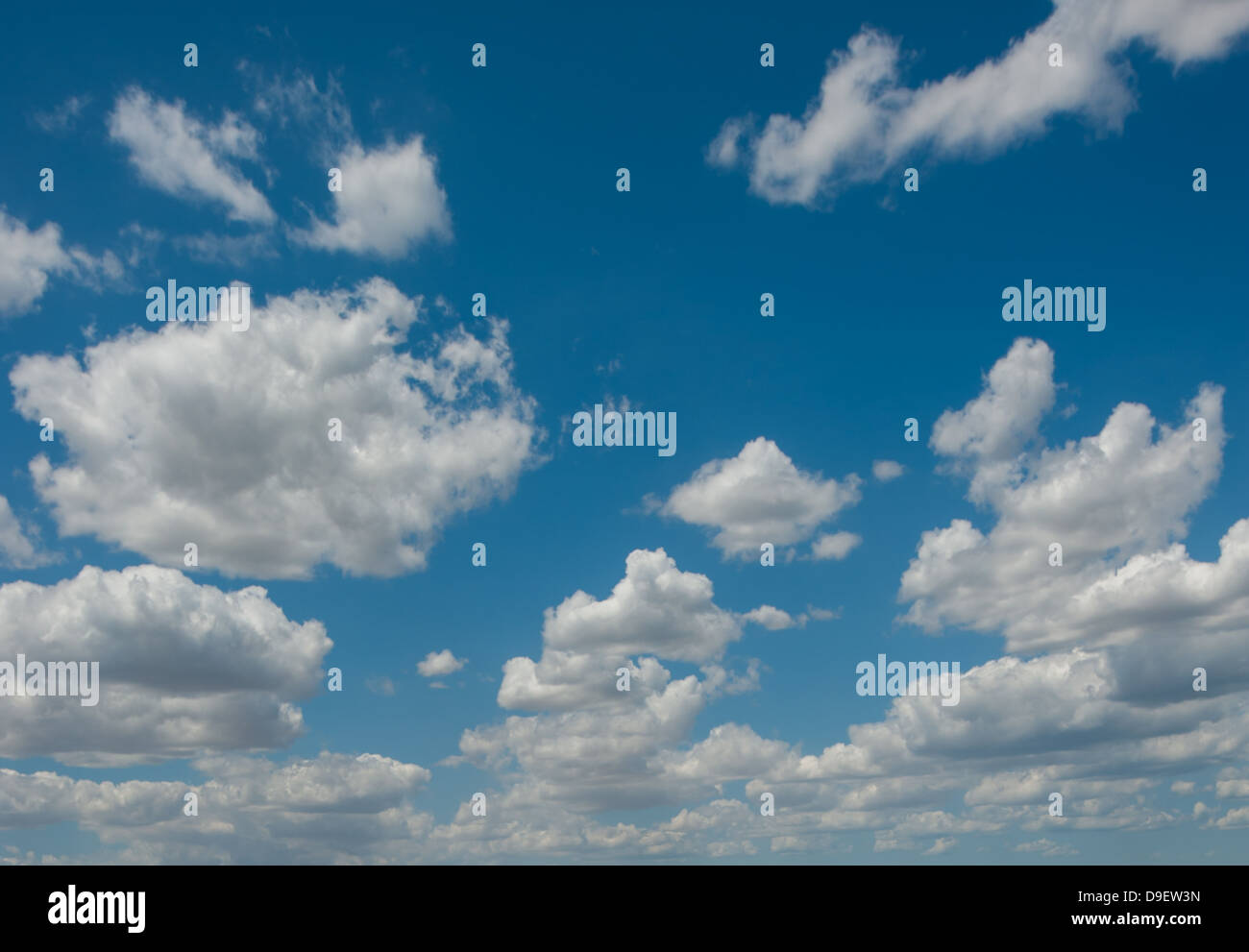 Nuvole bianche su profondo cielo blu sullo sfondo Foto Stock