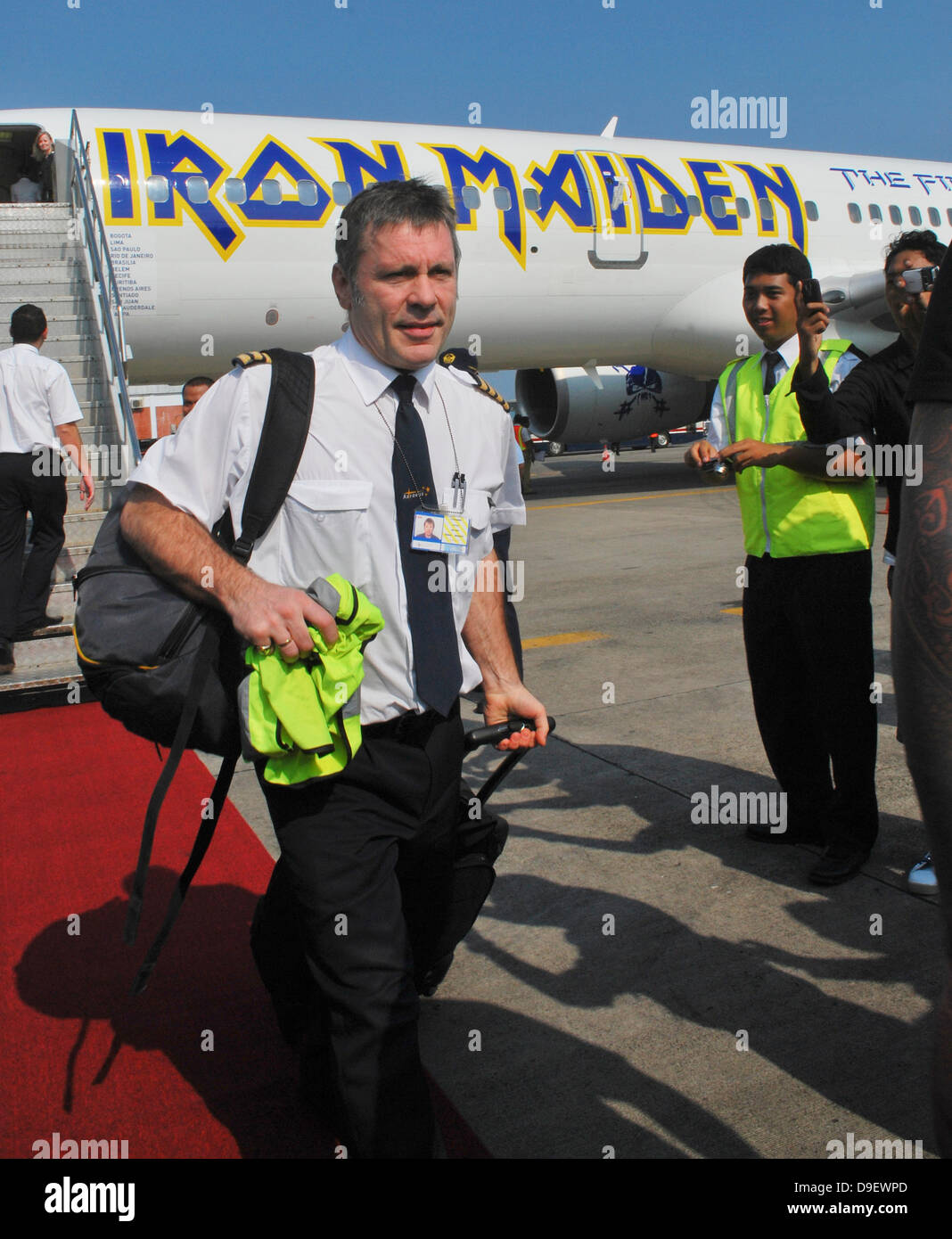 Bruce Dickinson membri della band di Iron Maiden che arrivano a Bali durante il loro il Final Frontier World Tour 2011 Bali, Indonesia - 18.02.11 Foto Stock