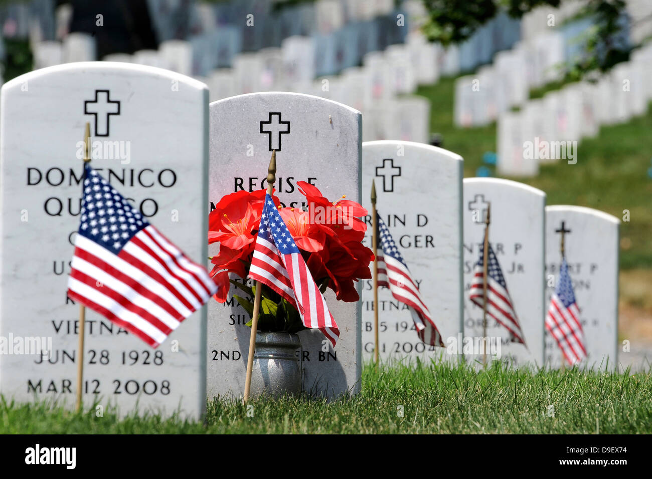 30 maggio 2011 - bandierine americane disposto nella parte anteriore di lapidi presso il Cimitero Nazionale di Arlington del Memorial Day. Foto Stock