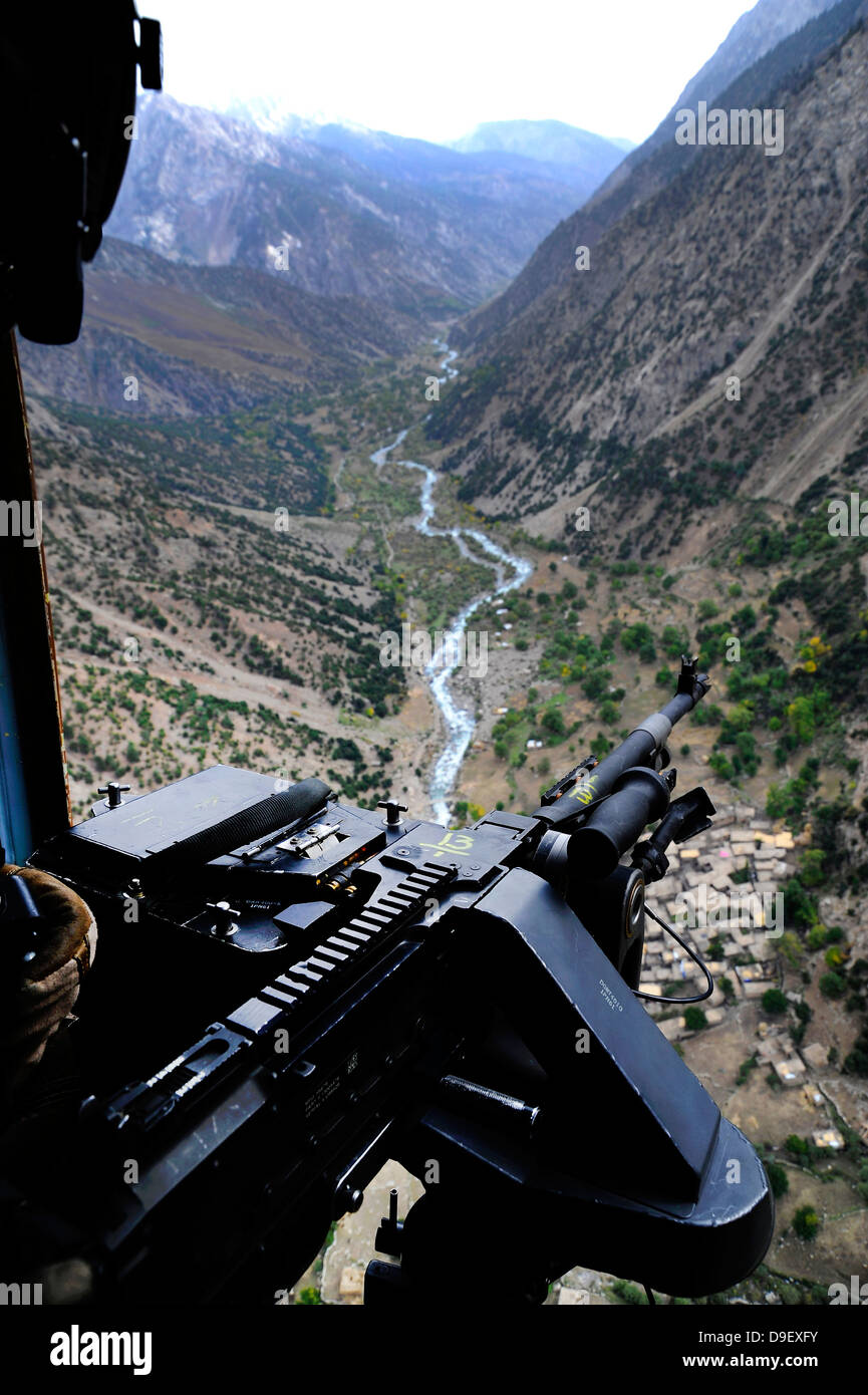 Un' antenna gunner sondaggi la zona circostante durante una missione di combattimento in Afghanistan. Foto Stock