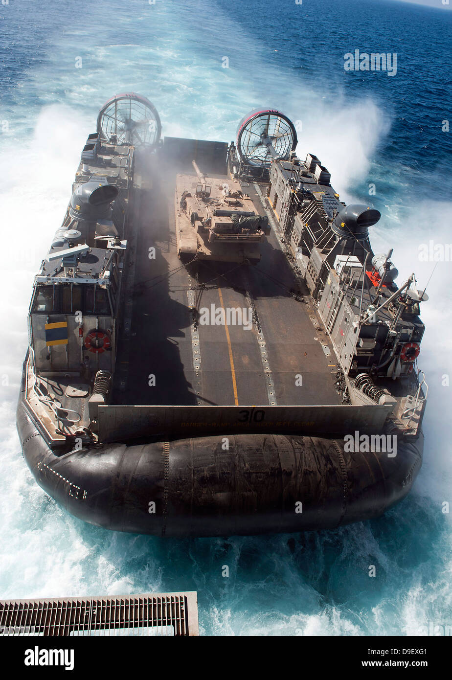 Oceano Pacifico, 11 Ottobre 2011 - Una Landing Craft Air Cushion si diparte la Amphibious Assault nave USS Makin Island. Foto Stock