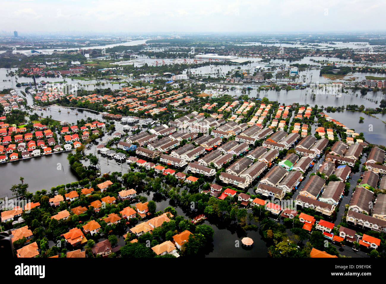 Vista aerea delle acque di esondazione che interessano un'area della Thailandia. Foto Stock