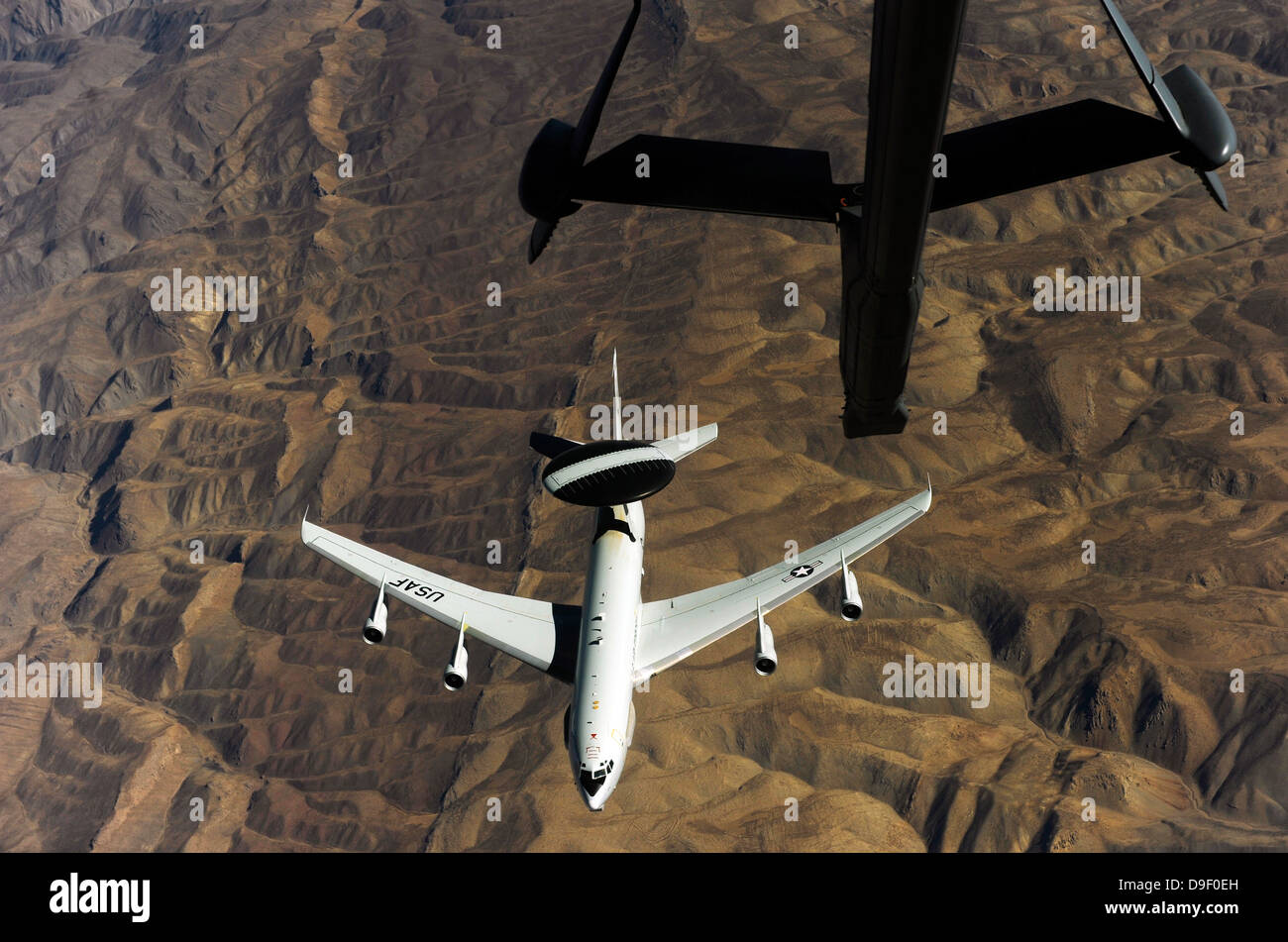 Un U.S. Air Force E-3 Sentry aerei sopra l'Afghanistan. Foto Stock
