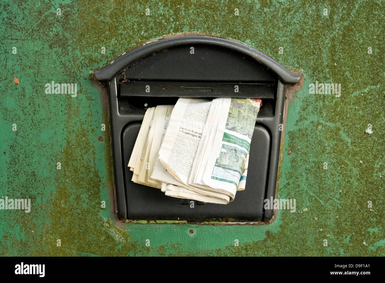 Cassetta postale con un vecchio giornale della casella caratteri con nel giornale precedente Foto Stock