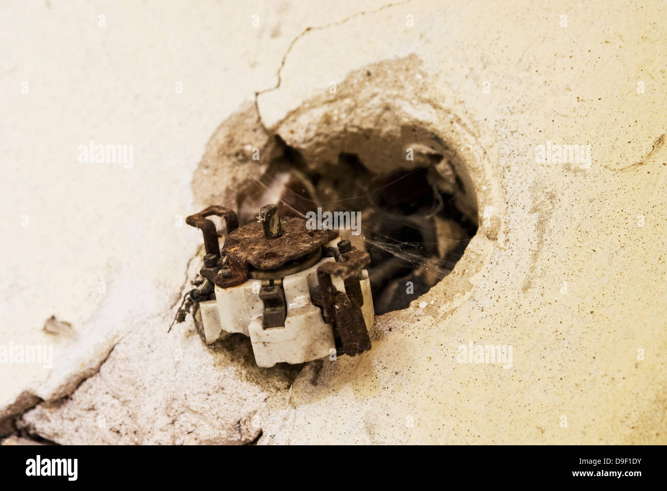 Il vecchio interruttore luce in una casa antica luce interruttore in una casa Foto Stock