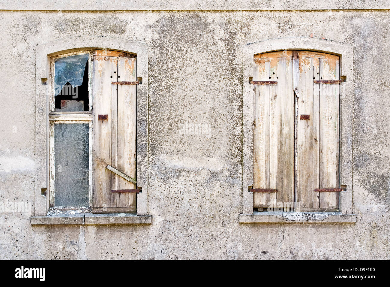 Finestra con otturatore di una vecchia casa di finestre con persiane di nella vecchia casa Foto Stock