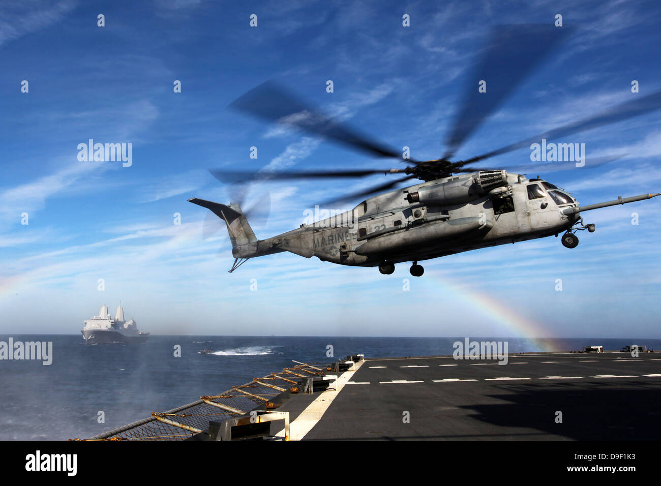 Un CH-53E Super Stallion si prepara a terra sulla USNS Arctic. Foto Stock