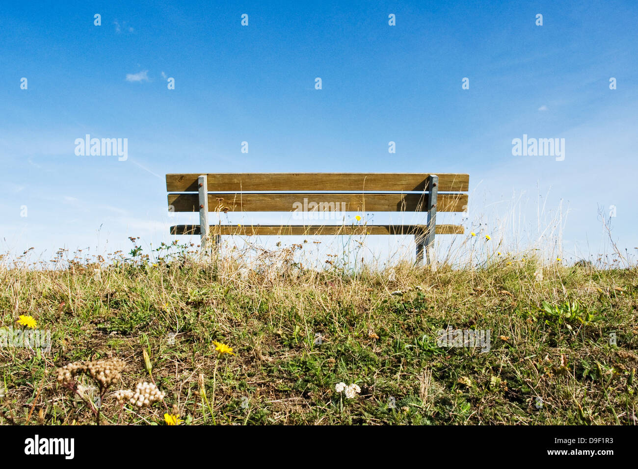 Desolato banca di legno su una diga abbandonata panca di legno su una diga Foto Stock