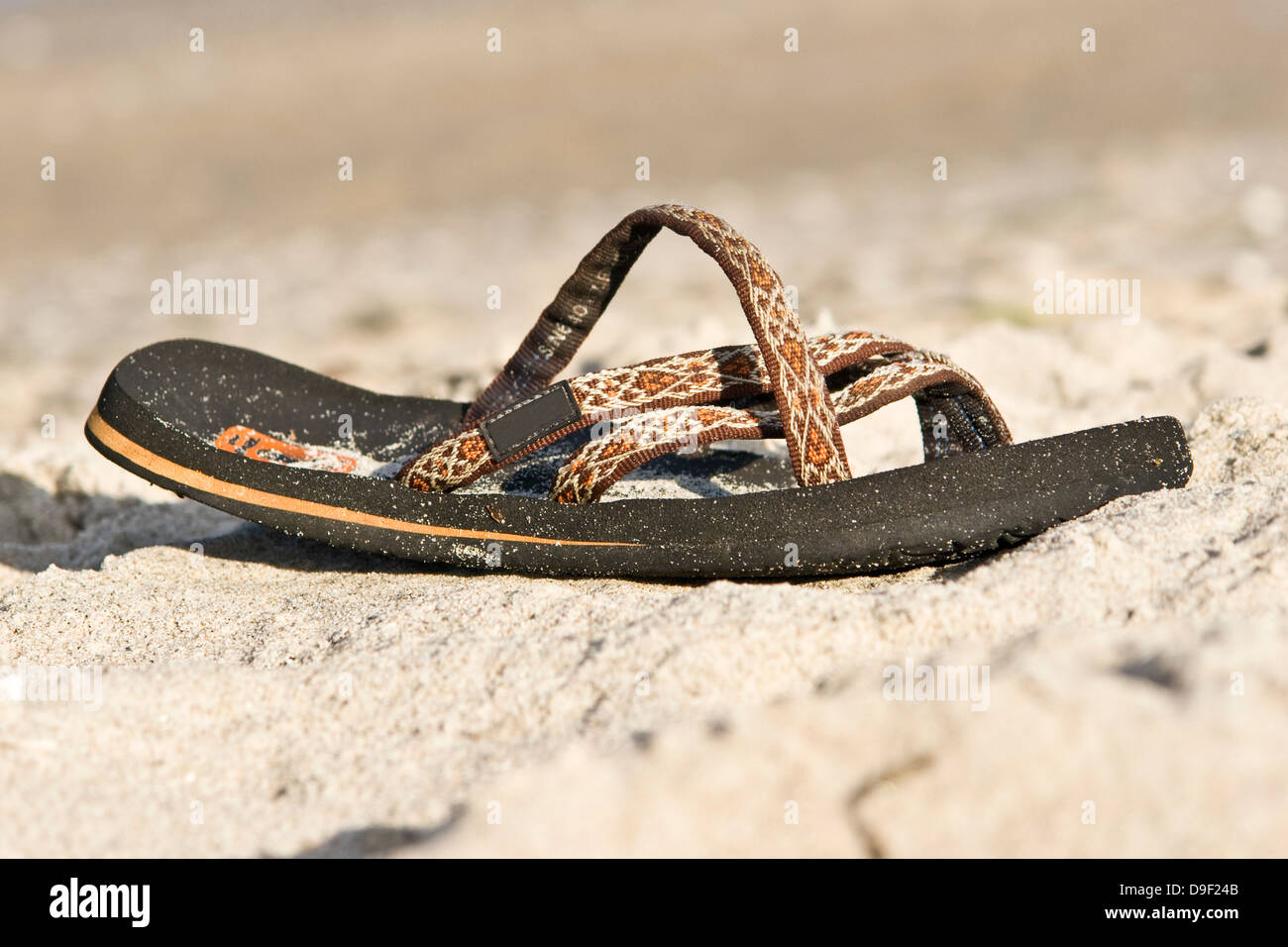 Un bagno alluvionali sandalo su una spiaggia sul Mar Baltico, in depositi alluvionali la balneazione in una spiaggia sul Mar Baltico Foto Stock