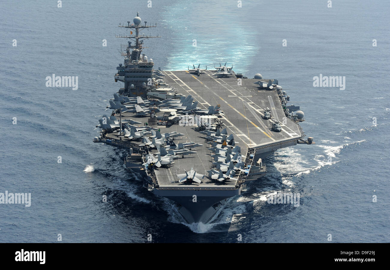 Oceano Indiano, 18 Gennaio 2012 - Il Nimitz-class portaerei USS Abraham Lincoln transita l'Oceano Indiano. Foto Stock